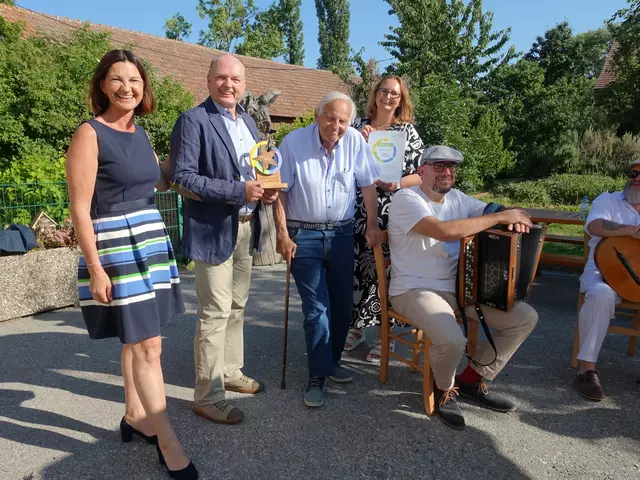 Bürgermeisterin Birgit Petross, Gerald Stradner, Franz Wostalek und Vizebürgermeisterin Isabella Wolfger bei der Übergabe der Dorfhelden-Auszeichnung. | Foto: Dorf- &amp; Stadterneuerung