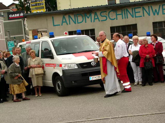 Pfarrer Edelbert Morscher segnete auch die Fahrzeuge. | Foto: Seyer