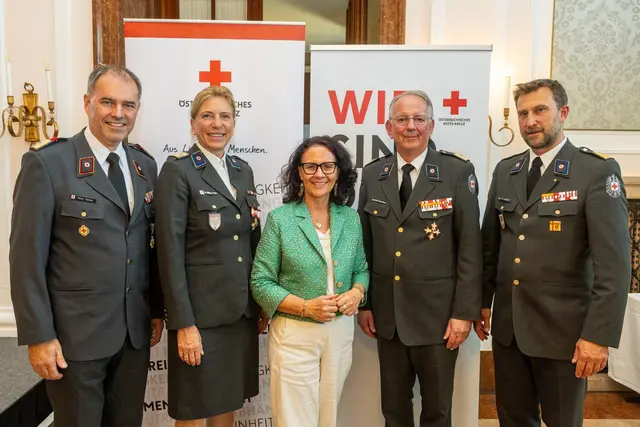 (v.l.n.r.) Peter Kaiser (stellvertretender Generalsekretär, Österreichisches Roten Kreuzes), Sabine Tischler (Landesgeschäftsführerin, Rotes Kreuz Salzburg), Daniela Gutschi (Landesrätin für Gesundheit und Bildung), Dr. Werner Aufmesser (Präsident, Rotes Kreuz Salzburg), Stefan Herbst (Landesrettungskommandant) | Foto: (c) wildbild, Rotes Kreuz Salzburg