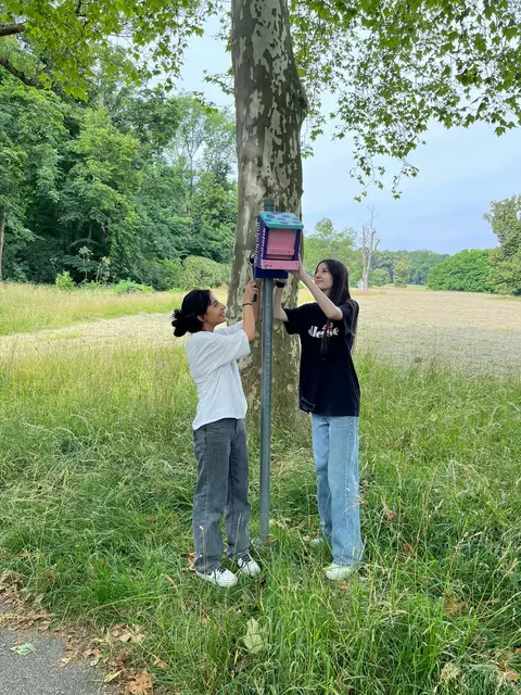 Die Währinger Schülerinnen und Schüler montierten ihre Werke in Pötzleinsdorf.  | Foto: z.V.g.