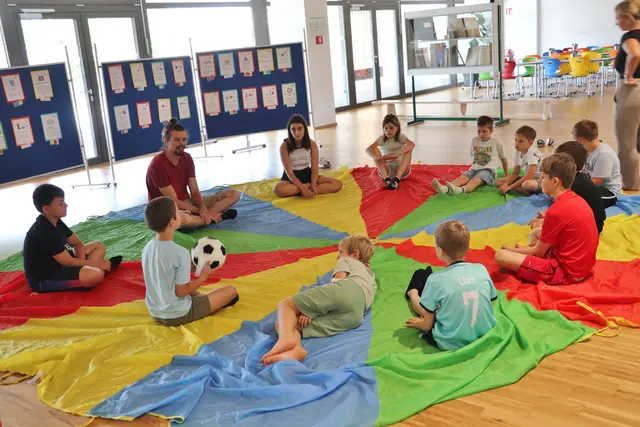Die angebotenen Workshops waren so vielfältig, dass es den Kindern schwer fiel, sich für einen zu entscheiden. Aufgrund des Erfolgs, plant die Schule im kommenden Schuljahr zwei Ateliertage, die Schüler freut's.  | Foto: Edith Ertl