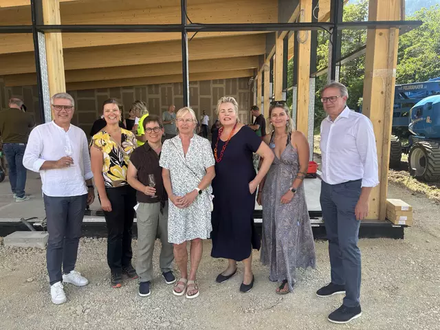 Frauenpower bei der Gleichenfeier: Vertreterinnen von Gemeinde und Spar-Markt werden flankiert von Martin Gußmagg (links) und Christoph Holzer (Spar Steiermark). | Foto: Hackl