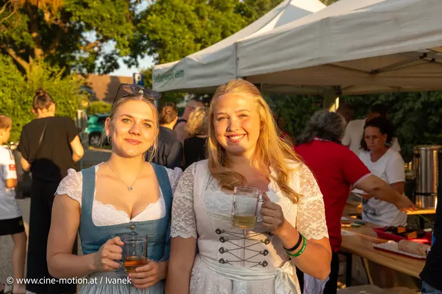Laura und Rebecca aus Schwadorf waren als Marketenderinnen und Glücksengel unterwegs. | Foto: www.cine-motion.at / Ivanek