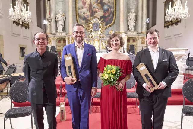 Dirigent und musikalischer Leiter Heinz Ferlesch, die Gesangssolisten und -solistin der Wiener Singakademie: Bariton Stefan Zenkl, Sopranistin Maria Ladurner (in Vertretung der kurzfristig erkrankten Miriam Kutrowatz) und Tenor Robert Bartneck | Foto: Fabian Sorger