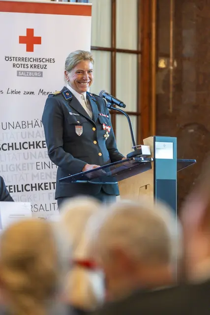 Sabine Tischler, Landesgeschäftsführerin, ging auf die herausfordernde gesellschaftliche Situation und die Antworten des Roten Kreuzes ein. | Foto: (c) wildbild, Rotes Kreuz Salzburg