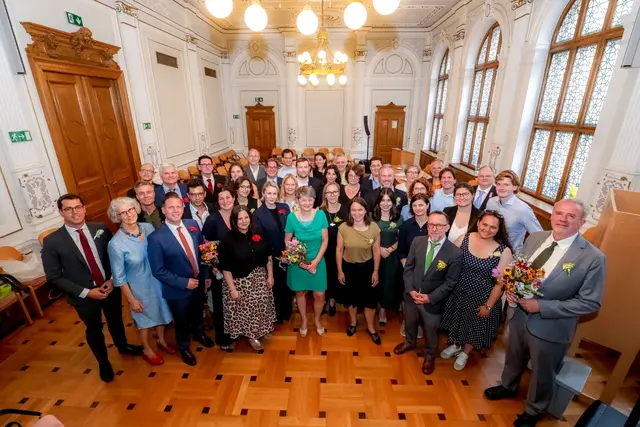 Die angelobten Bezirksrätinnen und -räte mit Bezirksvorsteherin Silvia Nossek (Mitte). | Foto: Christian Fürthner
