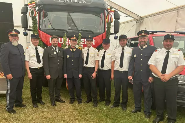 OBI Christian Kassl, Kontrollinspektor Günther Kazianka, OB Johannes Grilz, BR Manfred Opetnik, FVPräs Ing Rudolf Robin, Obstl Klaus Innerwinkler, Dr. Johannes Topar, OBRPatrick Skubel, ChefInsp Gerald Grebenjak (von rechts)