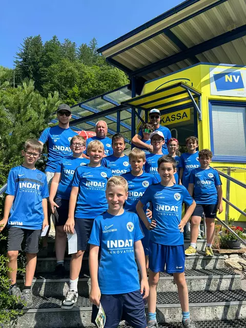 Groß war die Freude der Türnitz U12-Kicker über den Besuch des EIBL Jets im Rahmen der Saisonabschlussfeier | Foto: Türnitz
