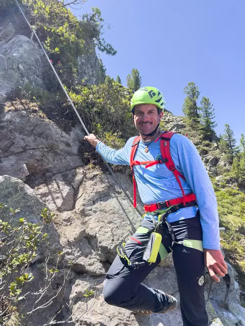 Martin Gstrein freut sich über den Startschuss des von ihm gebauten Klettersteigs. | Foto: Bergbahnen Hochoetz / Markus Geisler