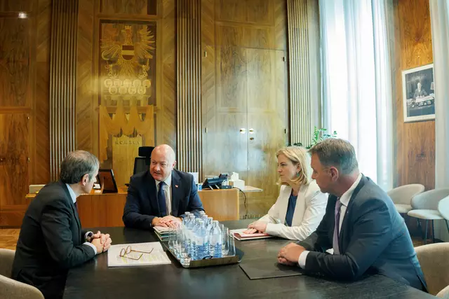 Am 25. Juni 2025 empfing Bundeskanzler Christian Stocker (m.l.) den Direktor der Internationalen Atomenergiebehörde (IAEA), Rafael Grossi (l.). Im Bild mit Vizekanzler Andreas Babler (r.) und Bundesministerin Beate Meinl-Reisinger (m.r.). | Foto: BKA/Andy Wenzel