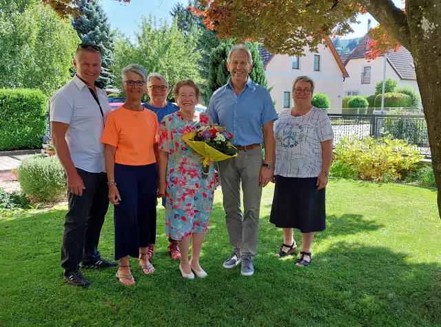 Leopoldine Gnadenberger (3.v.r.) aus Gresten zelebrierte ihren 90. Ehrentag. Bürgermeister Harald Gnadenberger und sein Stellvertreter Johannes Buchebner (2.v.r.) gratulierten herzlich. | Foto: Marktgemeinde Gresten