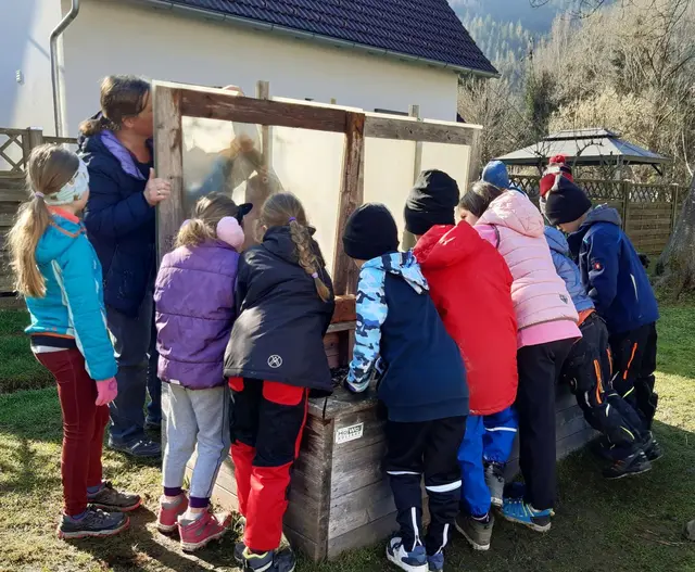 Die Kinder bepflanzten mit der Hilfe ihrer Lehrerinnen und dem Schulleiter auch ein Hochbeet. | Foto: Naturschwärmerei