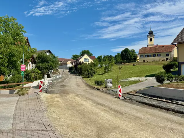 Die Sanierung der Ortsdurchfahrt ist voll im Zeitplan; die Fertigstellung wird im Dezember dieses Jahres erfolgen.  | Foto: Alfred Mayer
