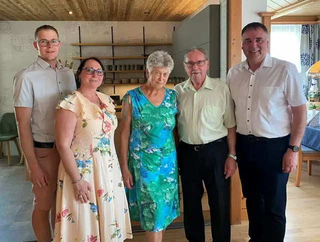 v.l.: GR Bernhard Atschreiter, GR Hannelore Grem, Rosa Langenreither, Johann Langenreither und Bürgermeister Thomas Raidl. | Foto: Marktgemeinde Sonntagberg