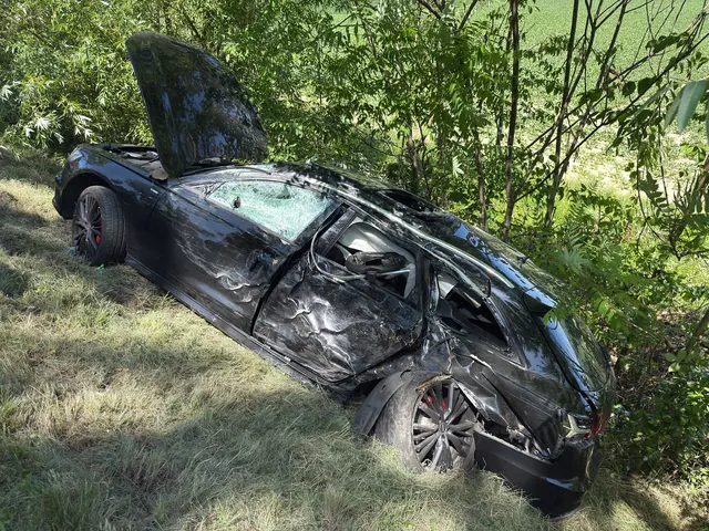 Die Frau und ihr Baby wurden vor Ort vom Rettungsdienst erstversorgt, anschließend übernahm ein Notarztteam die weitere medizinische Betreuung. Beide wurden zur Abklärung ins Krankenhaus nach Linz gebracht. | Foto: TEAM FOTOKERSCHI / WERNER KERSCHBAUMMAYR