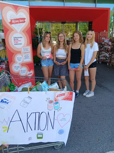 Schülerinnen der 2CA bei einer der "Aktion Herz"-Stationen der YoungCaritas. | Foto: Caritas