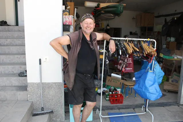 Dieter Kofler räumte Sachen vom Keller vor die Garageneinfahrt. | Foto: MeinBezirk/Gernot Fohler