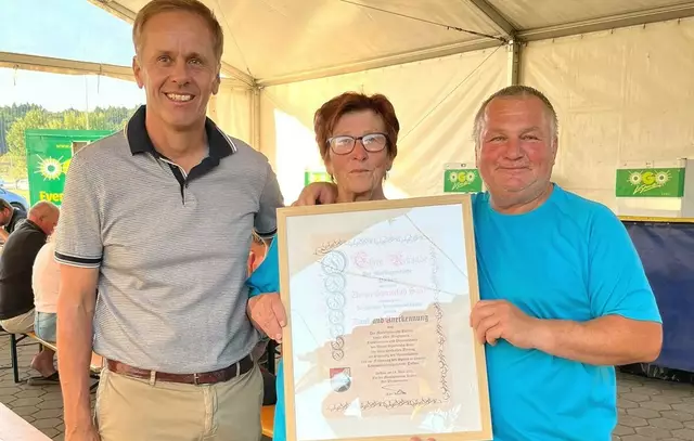 Bgm. Karl Konrad übergab Kassierin Anna Url und Obmann Herbert Klein eine Urkunde mit Dank und Anerkennung. | Foto: Marktgemeinde Paldau