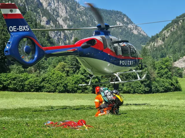 Da der Brand im unwegsamen Gelände entstand wurde der Hubschrauber des BMI angefordert.  | Foto: Michael Sapelza/BFV Leoben
