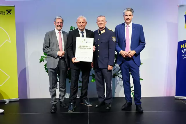 Sicherheitsverdienstpreis für Manfred Kramer für seinen jahrzehntelangen Einsatz für Schutz und Sicherheit | Foto: Andreas Scheiblecker