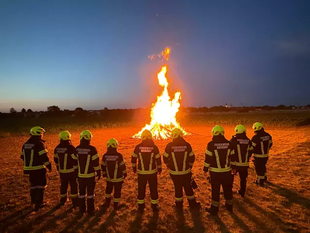 Die Wärme und das Licht des Feuers begleiteten die Feiernden noch mehrere Stunden, ehe das Feuer aus Sicherheitsgründen gelöscht wurde. | Foto: ÖVP Absdorf