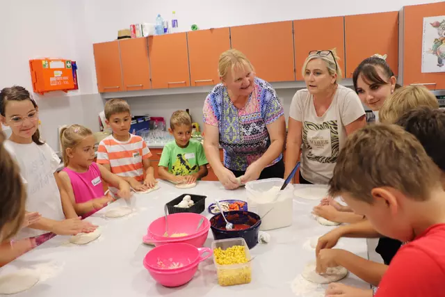 Pizza backen in der Schulküche, das machte den Kindern Spaß. | Foto: Edith Ertl