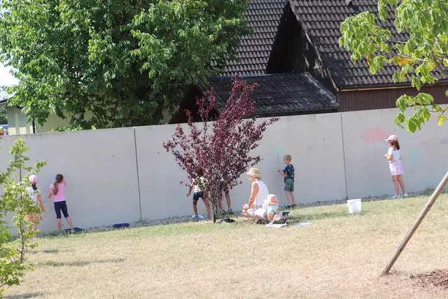 Beim Malen mit Straßenkreiden gaben sich die jungen Künstler ganz ihrer Kreativität hin.  | Foto: Edith Ertl
