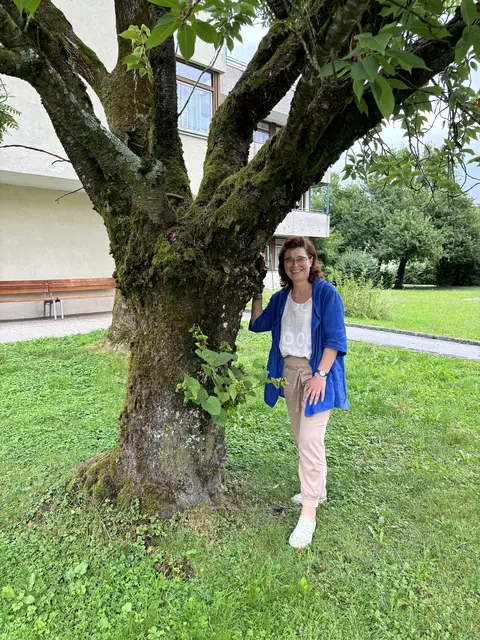 Sonja Dick leitet die Lerncafés der Caritas Salzburg - hier vor dem Lerncafé am Standort Itzling.  | Foto: Lisa Gold