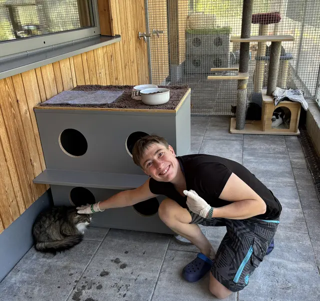 Lisa vom Tageszentrum Mittersill arbeitet gerne im Tierheim. Ihr macht nach eigenen Angaben die Arbeit mit den Tieren (vor allem den Katzen) Spaß. "Ich genieße die Zeit hier sehr", so Lisa gegenüber MeinBezirk. | Foto: Sarah Braun