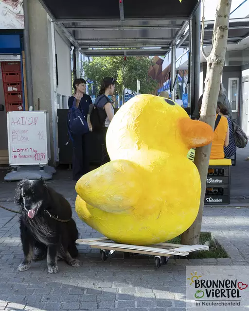 Dass im Brunnenviertel Enten umgehen, zeigen auch die übergroßen, gelben Tiere aus Papier, die an einigen Orten zu finden sind. | Foto: ulrikewieser.at