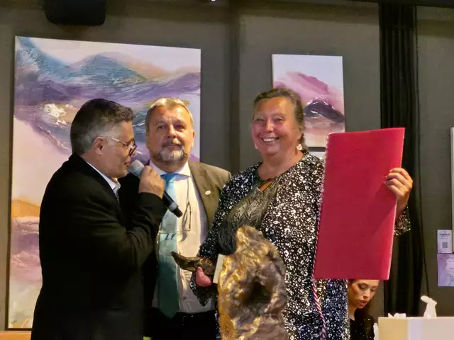 ÖJB-Vizepräsident John Herzog (li.) verleiht der Mittersillerin Susanne Radke den Preis. | Foto: ÖJB