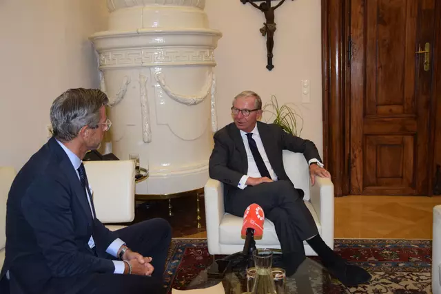 Landeshauptmann Wilfried Haslauer (re.) beim Interview mit Michael Kretz (li.,) von den RegionalMedien Salzburg (MeinBezirk Salzburg). | Foto: Heinrich Luks