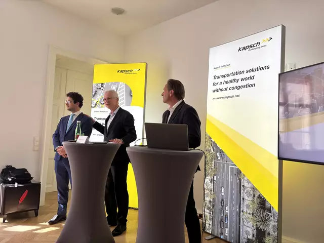 Georg Kapsch (Mitte) präsentierte Ergebnisse des Geschäftsjahrs. Dabei stellte er auch seinen Sohn Samuel (li.) vor. Rechts: Marcus Handl, Investor Relations Officer. | Foto: RegionalMedien Austria