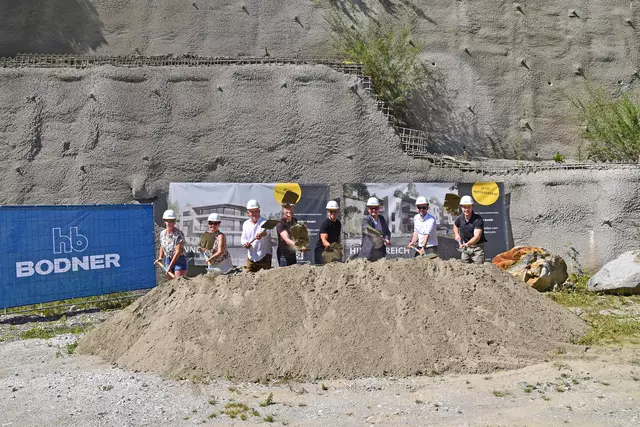 Beim Spatenstich: Die Vertreter von Future Life, vom Architekturbüro Schafferer, der Raiffeisenbank Wipptal-Stubai sowie RA Christoph Rasner | Foto: Kainz
