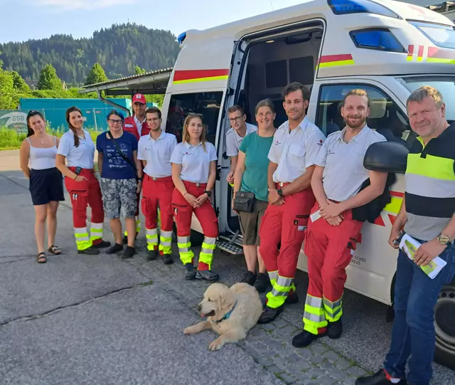 Die Schulung bot eine wertvolle Gelegenheit, Sensibilität und Handlungssicherheit im Umgang mit Assistenzhunden zu stärken. | Foto: Rotes Kreuz Feldkirchen