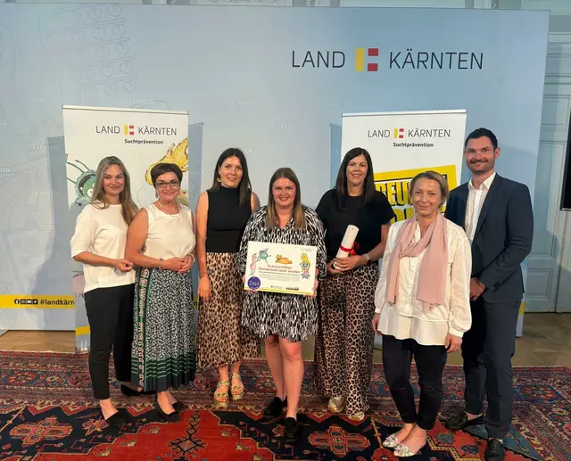 Urkundenübernahme durch Leiterstellvertreterin Christiane Bachmann (3. v. r.), Kollegin Isabell Ebner (mitte)und Christina Patterern (3.v.l.)
 | Foto: VS Kötschach-Mauthen