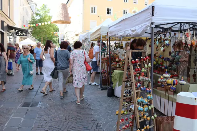 Schon am Eröffnungstag war einiges los und Interessierte schlenderte von Stand zu Stand. | Foto: MeinBezirk.at