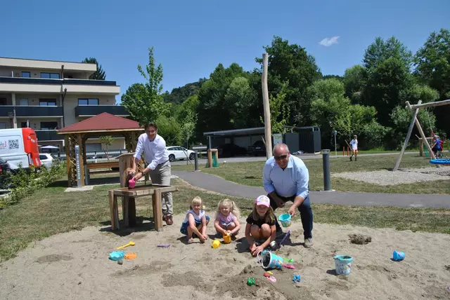 Ein Park für alle Generationen: Bürgermeister mit Kindern in der Sandkiste | Foto: Marktgemeinde Schwarzautal