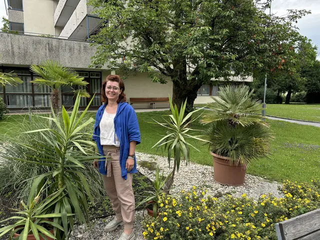 Sonja Dick leitet die Lerncafés der Caritas Salzburg - hier vor dem Lerncafé am Standort Itzling.  | Foto: Lisa Gold