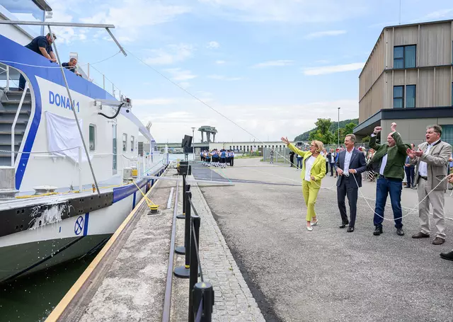 Landeshauptfrau und Schiffspatin Johanna Mikl-Leitner mit Verbund-Vertretern bei der Taufe der „Donau 1“. | Foto: NLK Burchhart