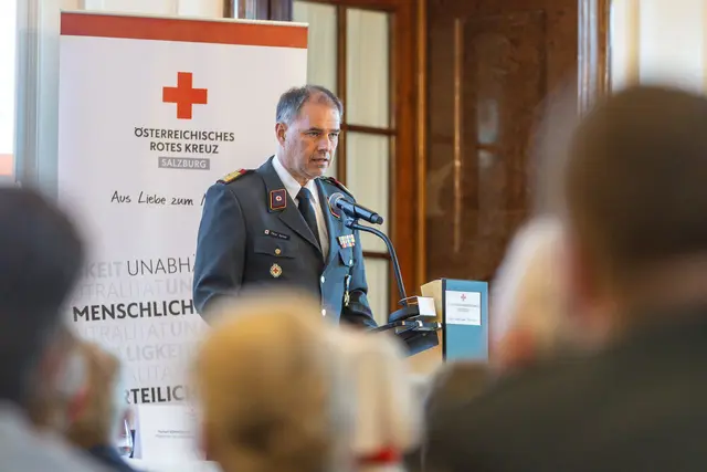 Peter Kaiser, stellvertretender Generalsekretär des Österreichischen Roten Kreuzes, betonte die Verlässlichkeit und rasche Hilfeleistung der Organisation. | Foto: (c) wildbild, Rotes Kreuz Salzburg
