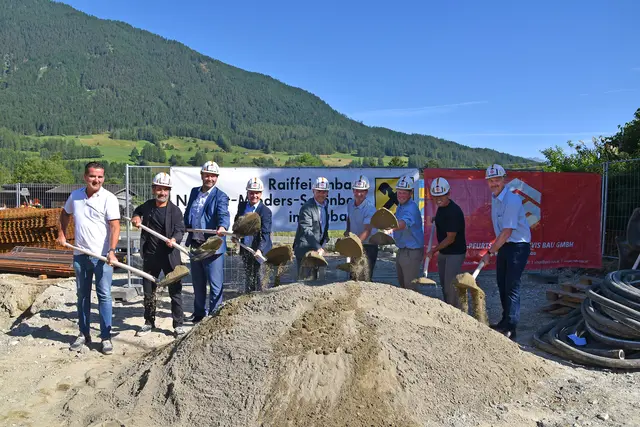 V.l.: Peter Servis (PSB Pfurtscheller-Servis Bau GmbH), Arch. Florian Schedle, Bgm. Daniel Stern, GL Gerhard Marth, GL Stefan Jenewein, Obmann Stefan Haas, Obmann-Stv. Albert Albenberger, Projektleiter Hermann Glatzl und Baumeister Franz Kronberger | Foto: Kainz