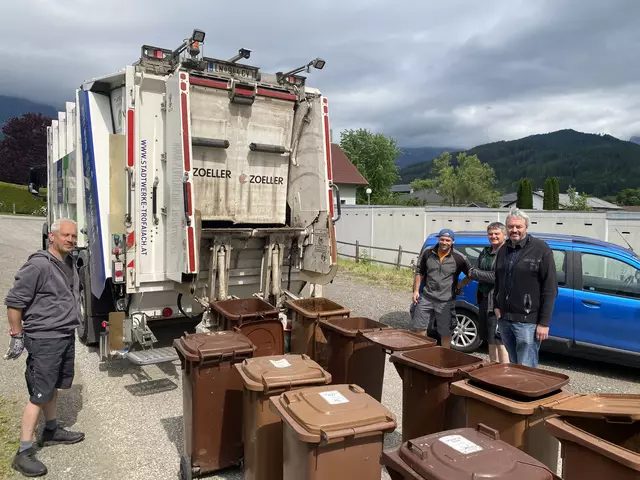 Die Fachkräfte der Stadtwerke Trofaiach wollen den Biomüll noch vor dem nahenden Regen einsammeln. Sie arbeiten bei jedem Wetter.  | Foto: Laura Jung