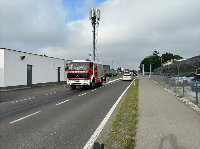 Die Feuerwehr mussten die Fahrbahn reinigen. | Foto: FF Zeltweg Stadt