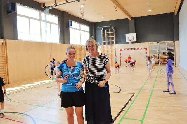 Ein Highlight unter den Workshops war das Angebot von Karin Seebacher. Die Pädagogin spielt vereinsmäßig Badminton beim ATSE Graz und in der Bundesliga. Die Kinder lernten hier die richtige Haltung des Schlägers, noch mehr aber die Freude am Federballspiel. Da wagte auch VS-Dir. Andrea Wagner (re)  ein kleines Match mit der Bundesliga-Spielerin. | Foto: Edith Ertl