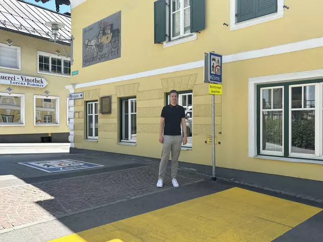 Vizebürgermeister Rupert Freundlinger führte durch die Begegnungszone in Seekirchen. | Foto: Emanuel Hasenauer