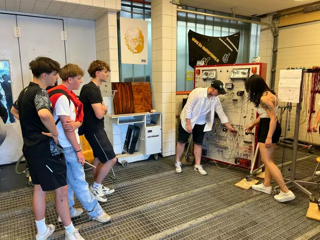 Die Berufsschülerinnen und Schüler präsentieren ihre Lehrberufe auf besonders anschauliche und praxisnahe Weise. | Foto: Berufsschule Mattersburg