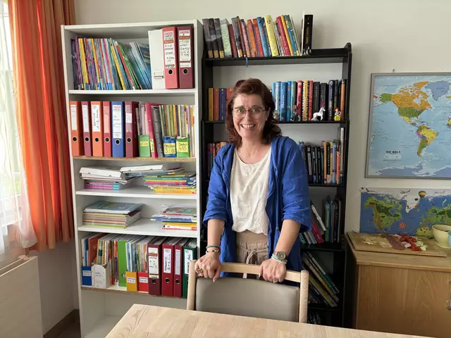 Sonja Dick leitet die Lerncafés der Caritas Salzburg - hier vor dem Lerncafé am Standort Itzling.  | Foto: Lisa Gold