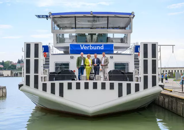 Verbund-COO Achim Kaspar, Landeshauptfrau Johanna Mikl-Leitner und die beiden Geschäftsführer Michael Amerer und Karl Heinz Gruber an Bord von „Donau 1“. | Foto: NLK Burchhart