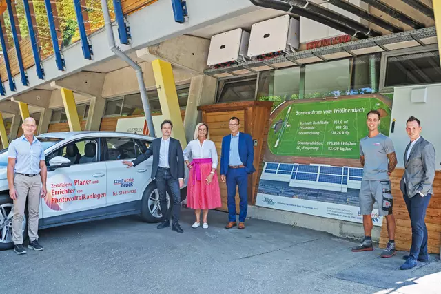 Bei allen Beteiligten herrscht große Freude über die Errichtung der neuen PV-Anlage. | Foto: Stadt Bruck